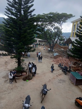 HỌC SINH VÀ GIÁO VIÊN CÙNG NHAU DỌN VỆ SINH TRƯỜNG LỚP, MỘT NGÀY 6/8 ĐÁNG NHỚ